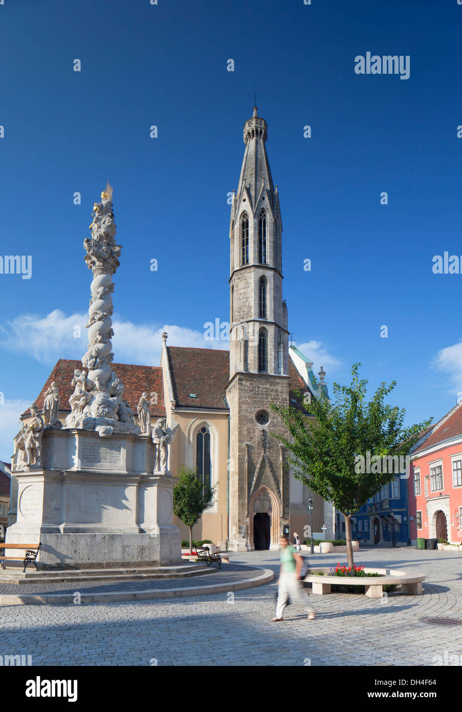 Ziege Kirche und Dreifaltigkeitssäule in Hauptplatz, Sopron, West-Transdanubien, Ungarn Stockfoto