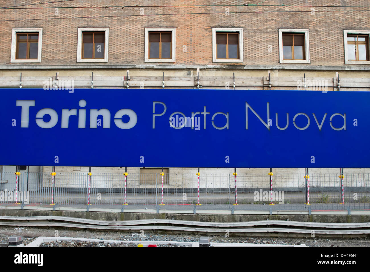 Ein Zug Bahnhof Plattform Zeichen für Torino Porta Nuova, Turin, Italien. Stockfoto