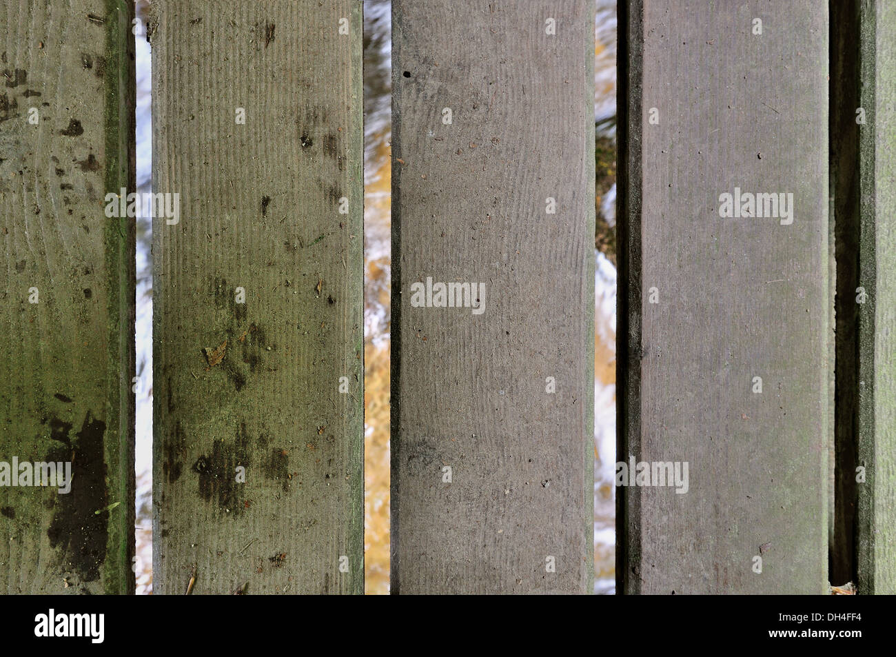 Holzbohlen über dem Wasser Stockfoto