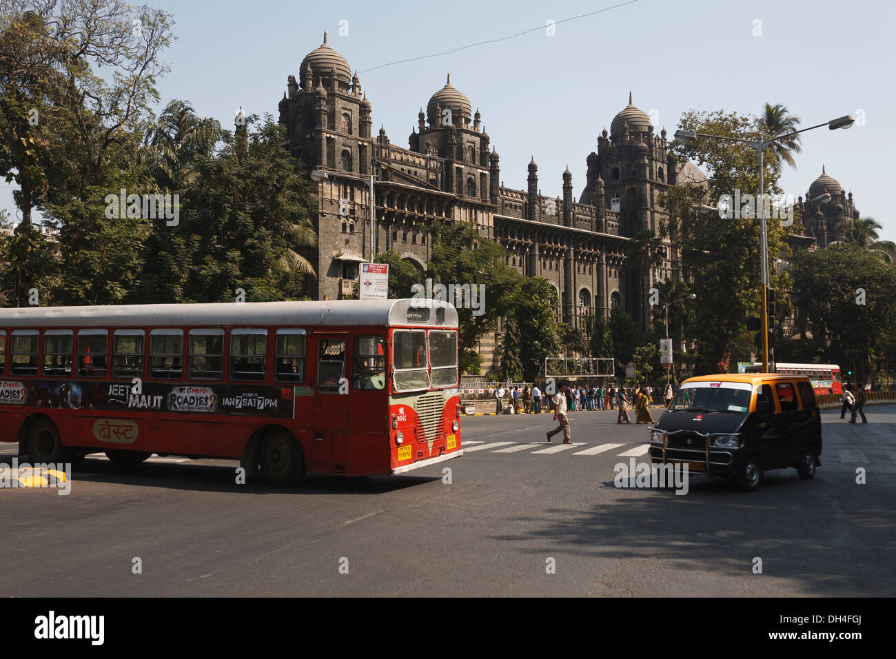 GPO erstellen General Post Office Bus und Taxi Mumbai Maharashtra Indien Asien Jan 2012 Stockfoto