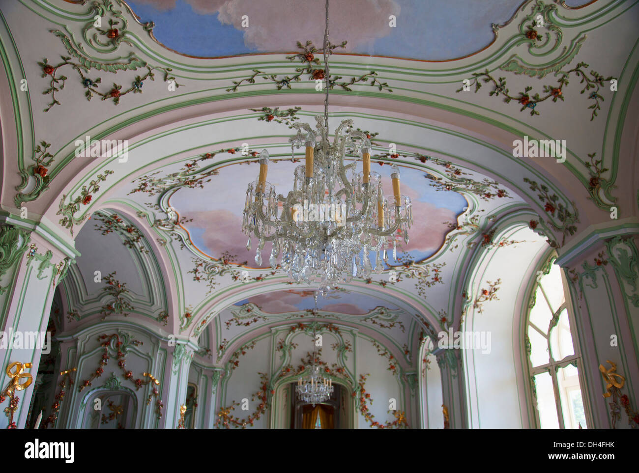 Kronleuchter im Inneren Sala Terrena, Schloss Esterhazy, Fertod, West-Transdanubien, Ungarn Stockfoto