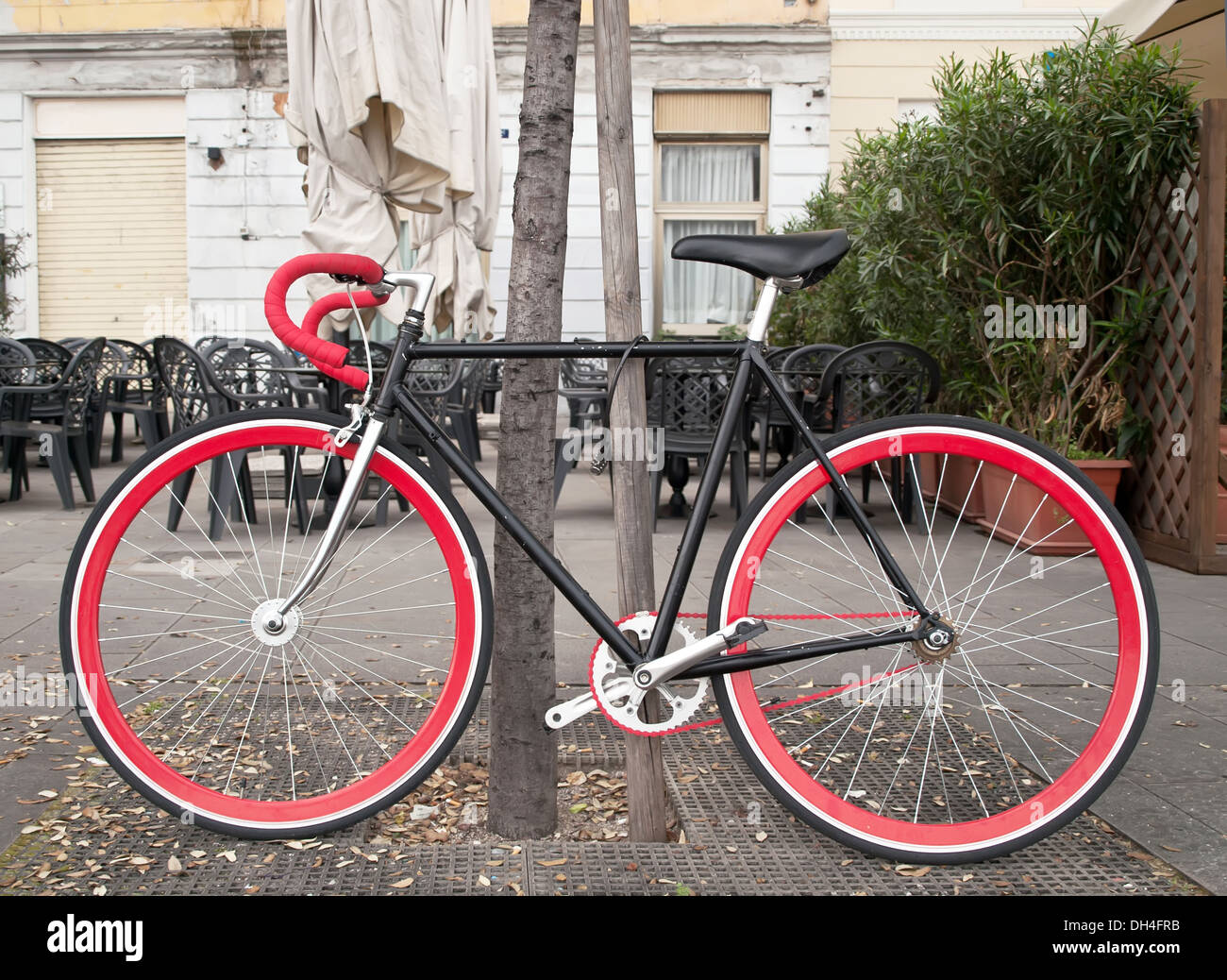 Fahrrad mit roten Kette gesperrt im park Stockfoto