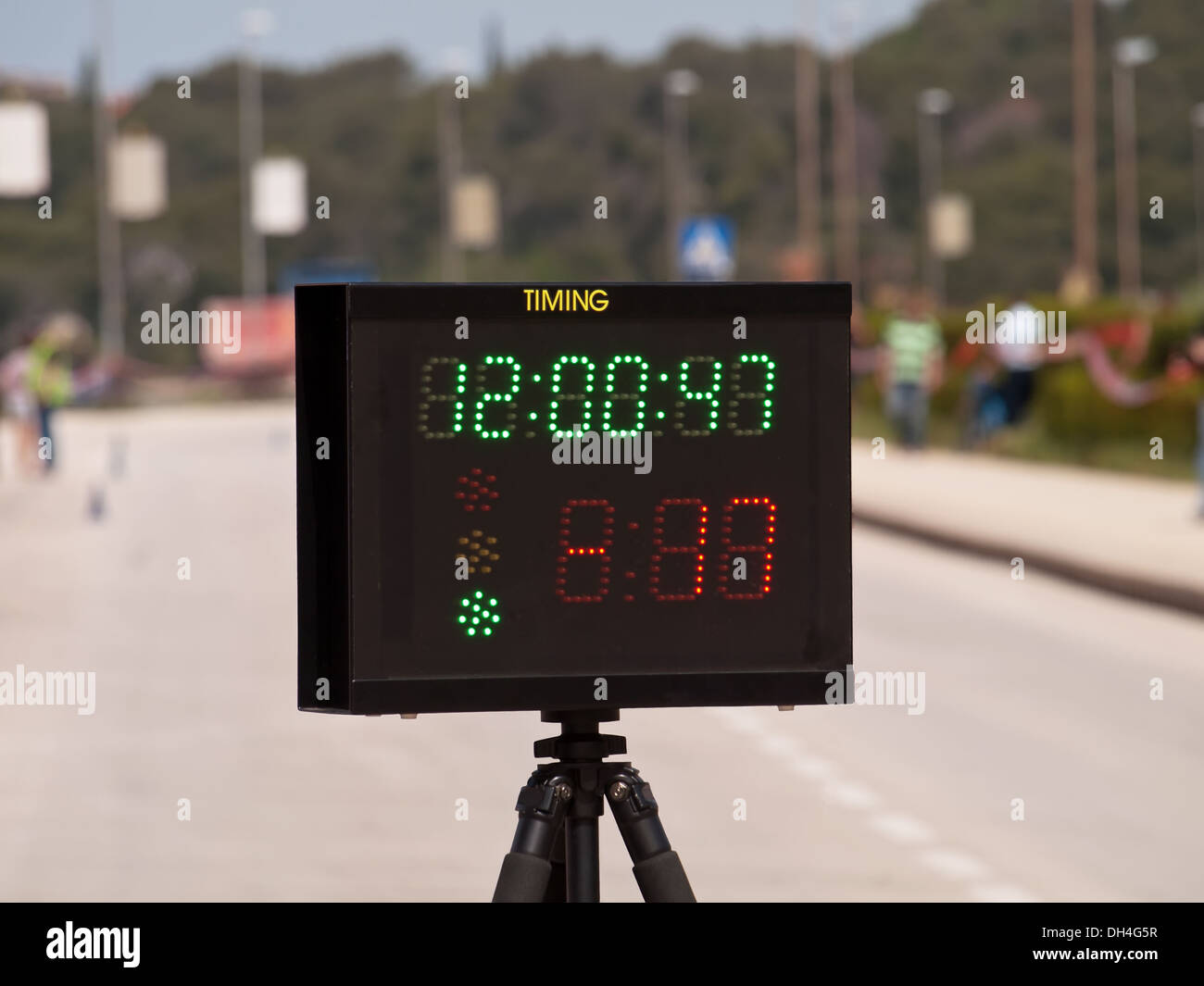 elektronischer Timer und Anzeige auf Stativ vorbereitet für Autorennen Stockfoto