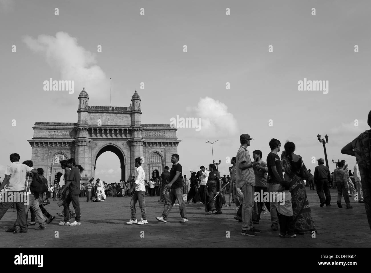 Gateway von Indien Menschen Apollo Bunder Colaba Mumbai Maharashtra Indien Asien Juni 2012 Stockfoto