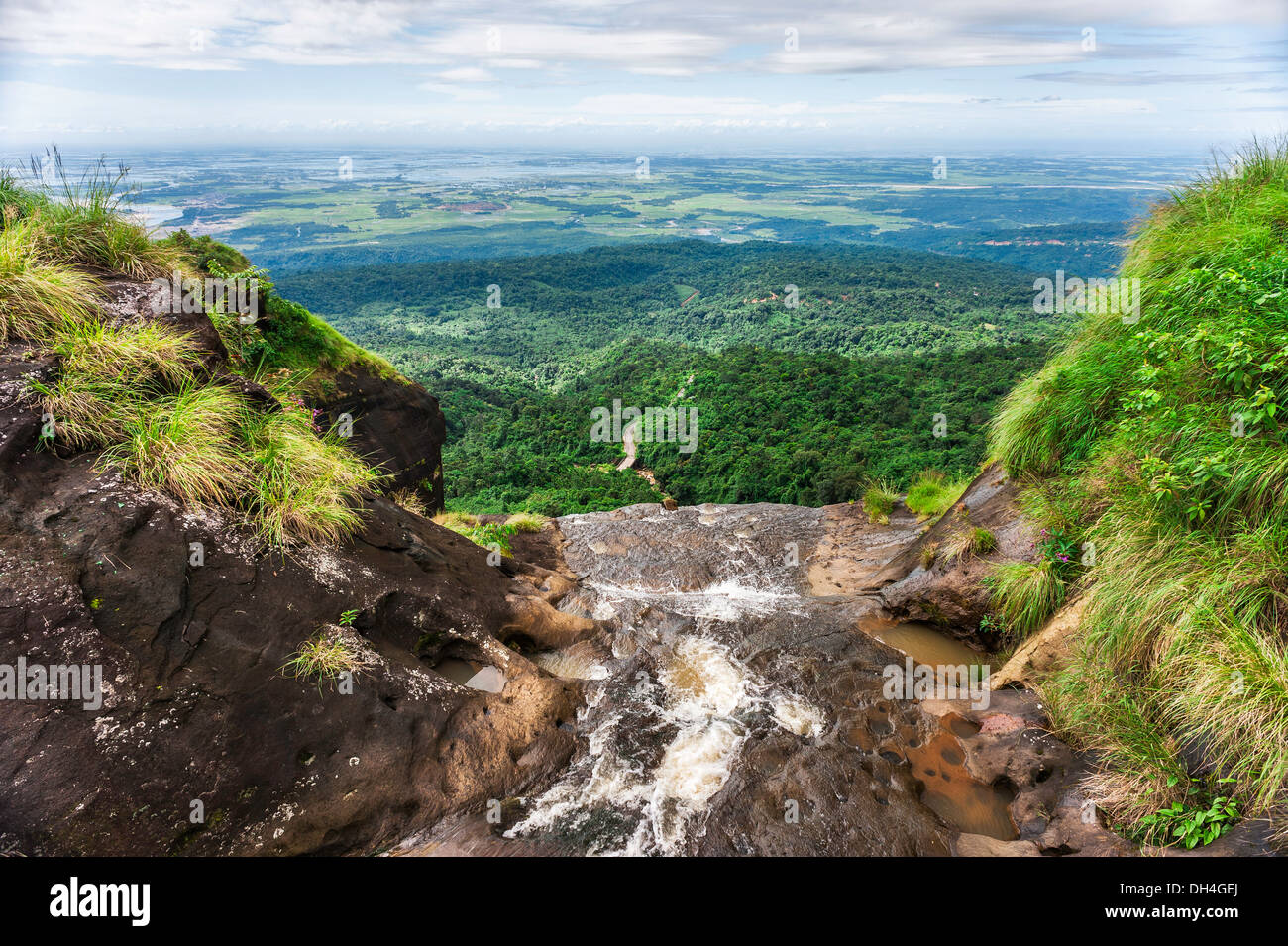 Wasserfall über den Khasi Hügel mit Blick auf die Straße und die Wälder von Bangladesch schoss aus in der Nähe von Cherrapunji, Indien. Stockfoto