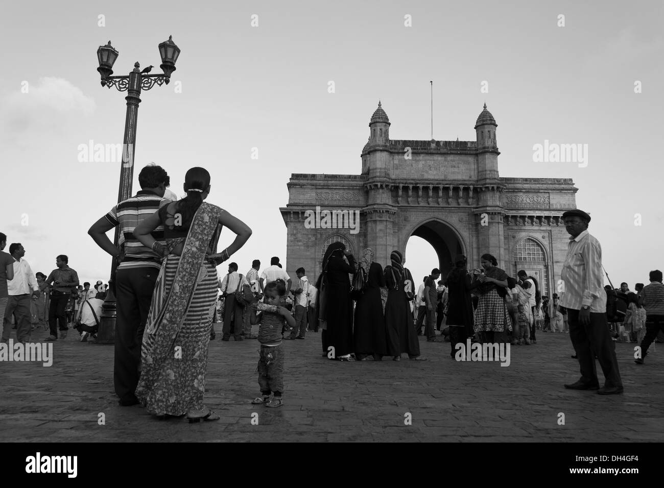 Menschen am Gateway of India Apollo Bunder Colaba Mumbai Maharashtra Indien Asia Juni 2012 Stockfoto