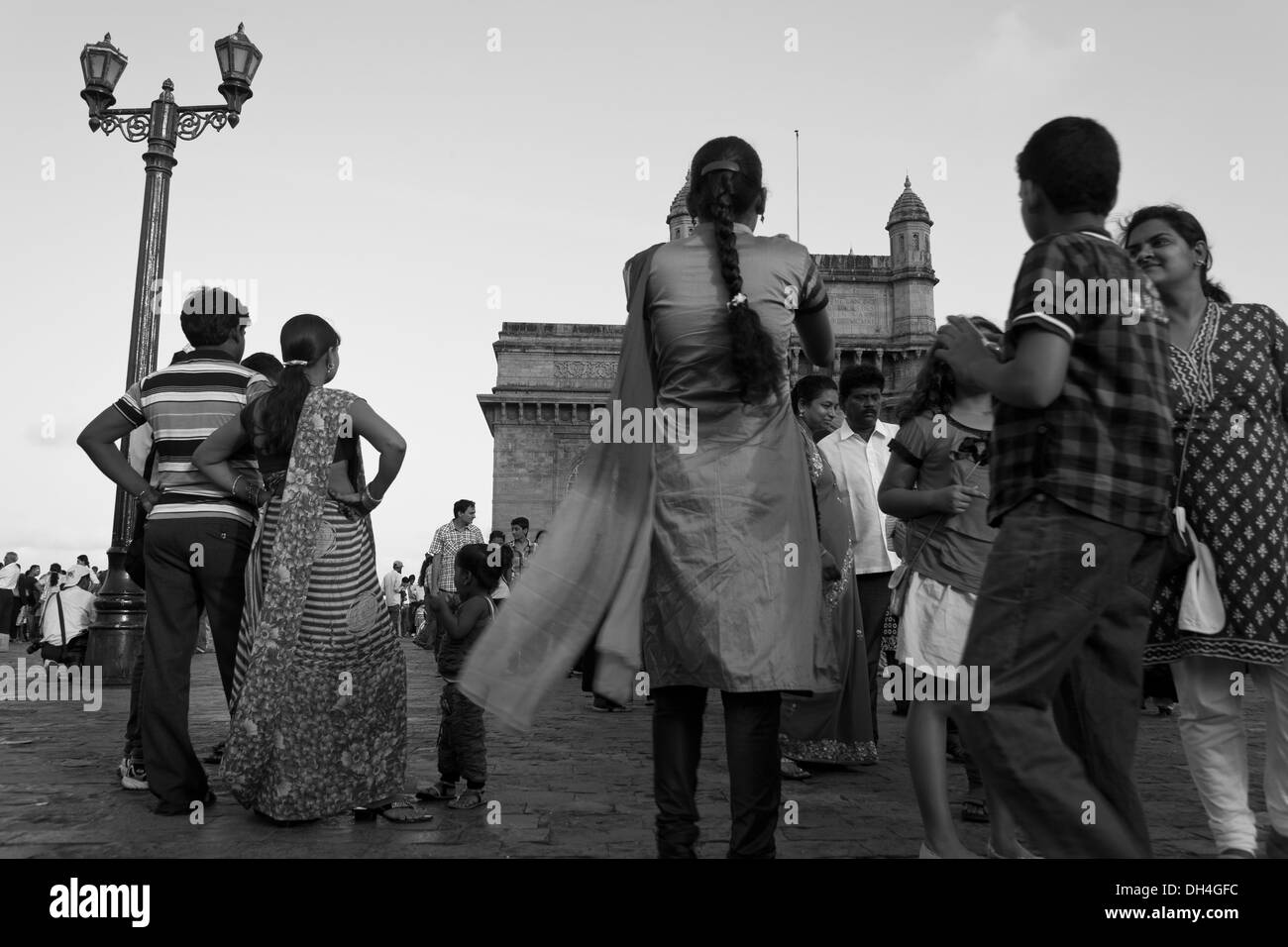 Menschen am Gateway of India Apollo Bunder Colaba Mumbai Maharashtra Indien Asia Juni 2012 Stockfoto