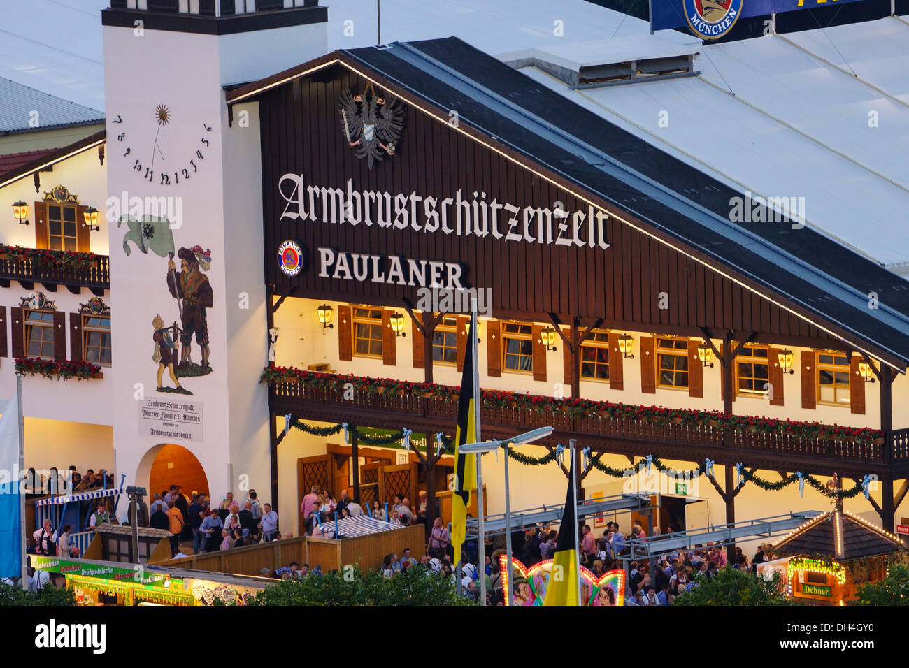Schauen Sie sich die Wiesn München Oktoberfes Bier Festival, Bayern, Deutschland Stockfoto