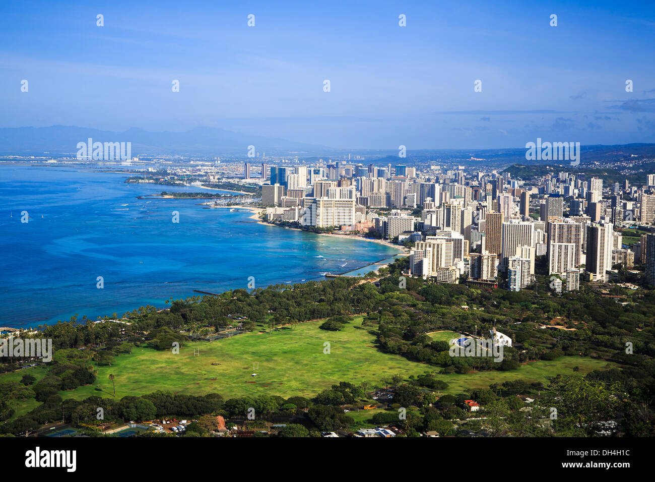 Blick auf die Innenstadt von Honolulu und Waikiki von Diamond Head Krater Gipfel, Hawaii Stockfoto