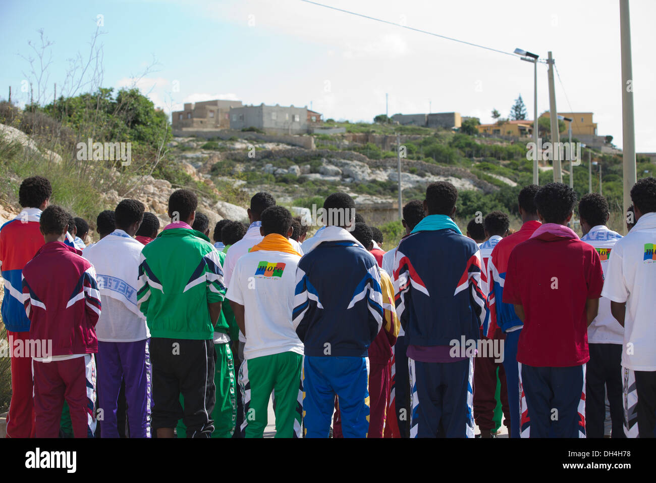 Eritreische Migranten gerettet aus dem Meer in der Nähe von Lampedusa, Italien versammeln sich zum Gebet für die verlorenen Verwandten während stillen Protest. Stockfoto