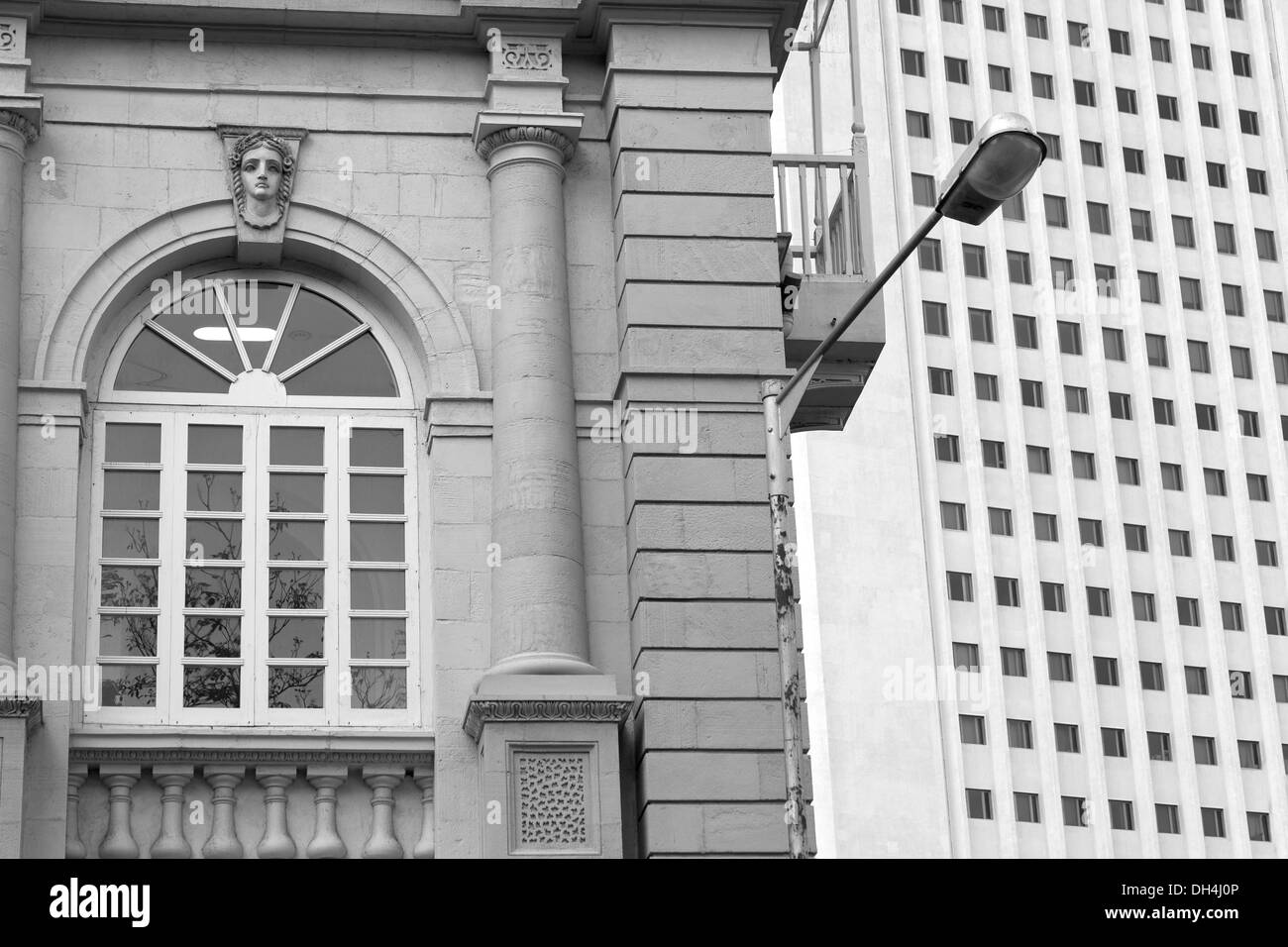 alte und neue Gebäude Fenster H C Christiane Gebäude und Reserve Bank Horniman Circle Mumbai Maharashtra Indien Asien Juni 2012 Stockfoto