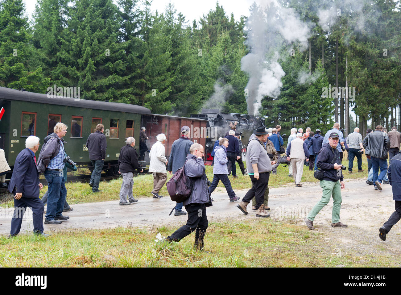 Zug-Fans und Fotografen auf die Harz-Bergbahn Stockfoto
