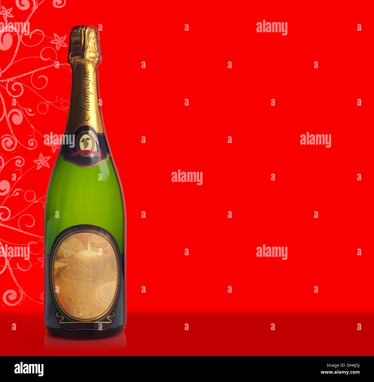 Flasche Champagner mit leere Beschriftung auf rotem Grund Stockfoto