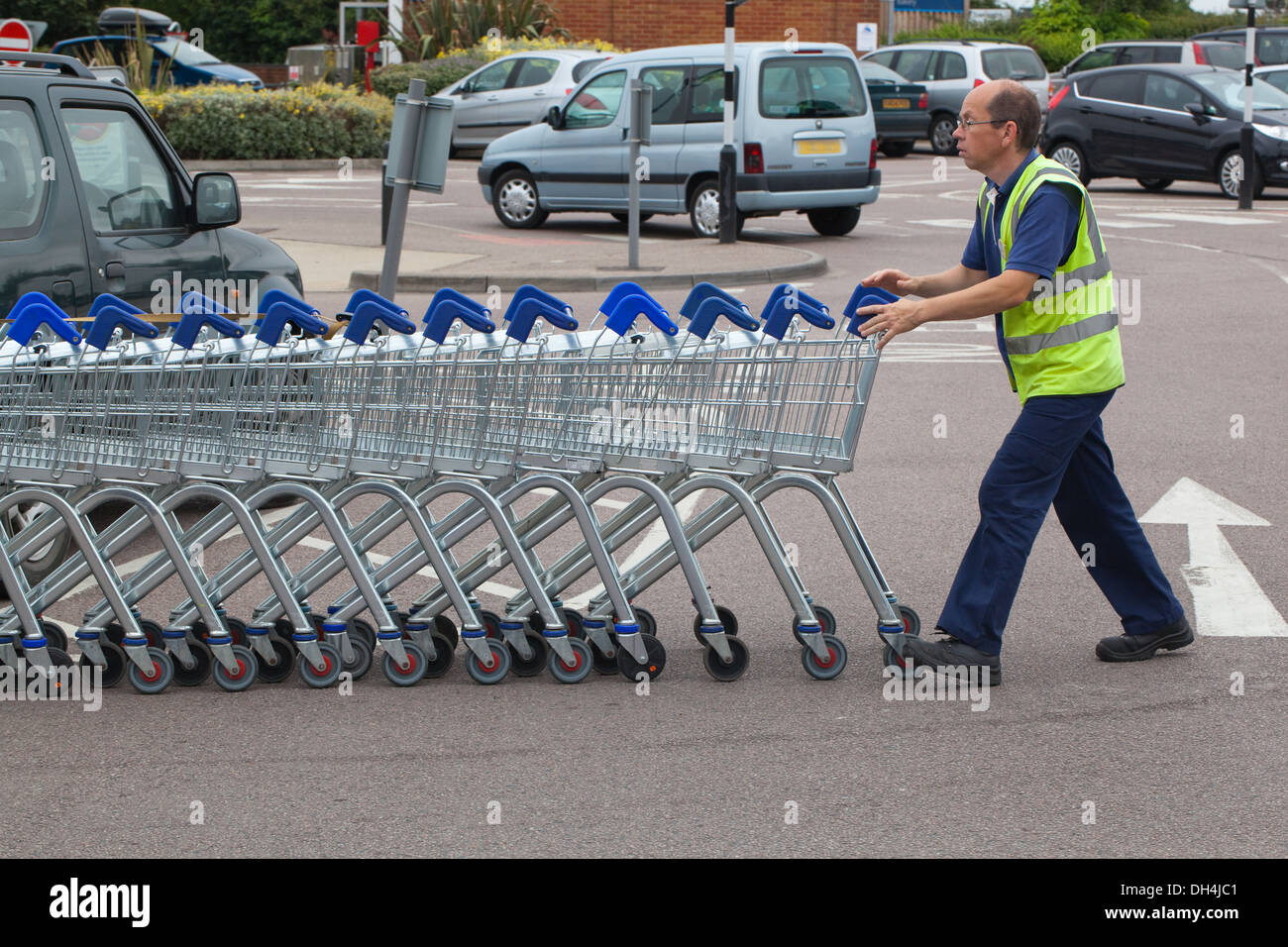 Supermarkt einkaufen Trolleys, haben Kunden jetzt zurückgeschickt zu Kreditaufnahme Buchten von Bediensteten geleert worden. Stockfoto
