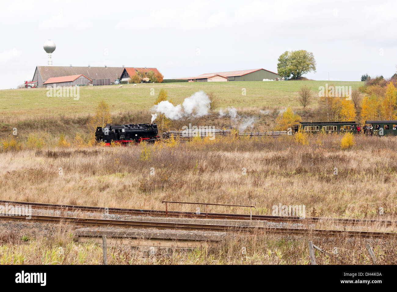 Eine Dampflok zieht einen Zug auf die Harz-Bergbahn in Stiege Stockfoto
