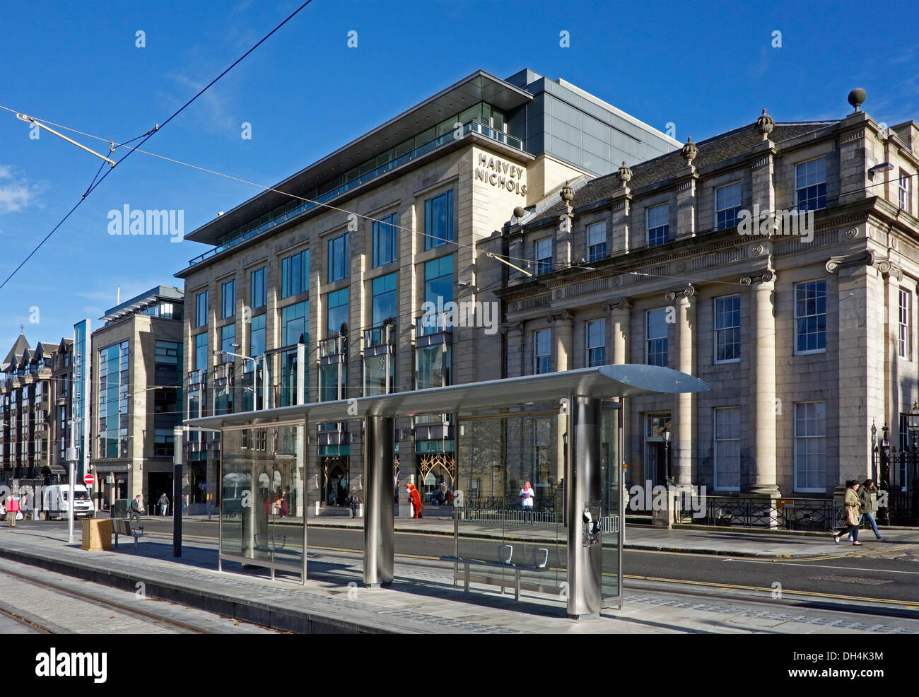 Gerade fertiggestellte Straßenbahn-Haltestelle am St. Andrew Square in zentralen Edinburgh Schottland mit Harvey Nichols Store hinter. Stockfoto