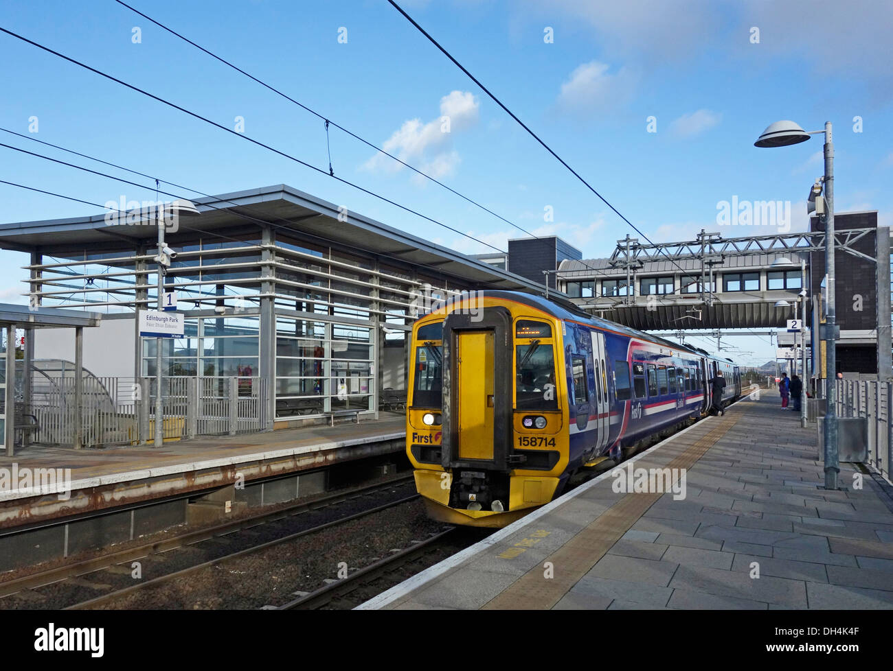 Erstes Scotrail Class 158 DMU bestimmt für Dunblane im schottischen Edinburgh Park Railway Station Stockfoto