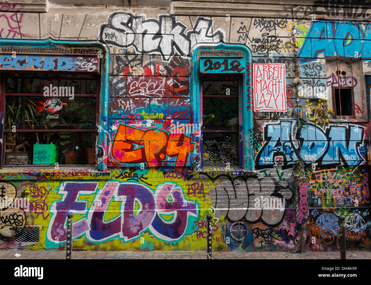 "Graffiti Street" (Rue Dénoyez) im 20. Arrondissement von Paris Stockfoto