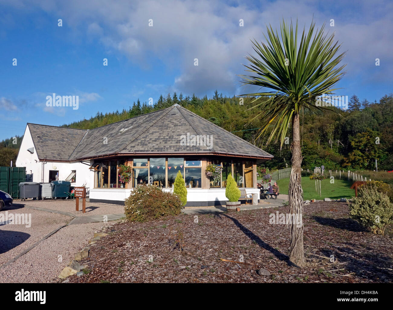 Castle Stalker View Café & Geschenkeladen in Appin in der Nähe von Oban, Argyll, Schottland mit Blick in Richtung Castle Stalker und Lismore. Stockfoto