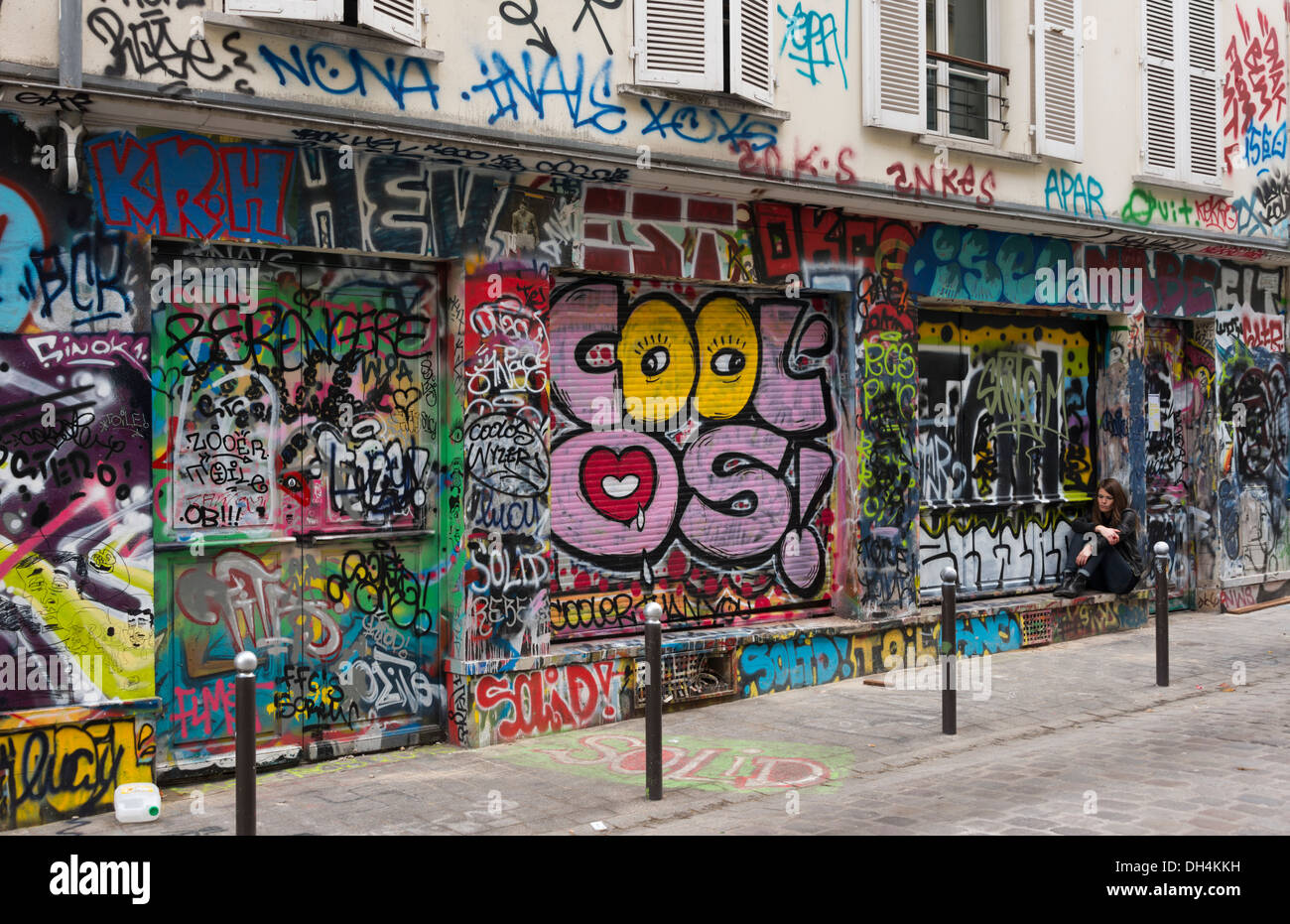 "Graffiti Street" (Rue Dénoyez) im 20. Arrondissement von Paris Stockfoto