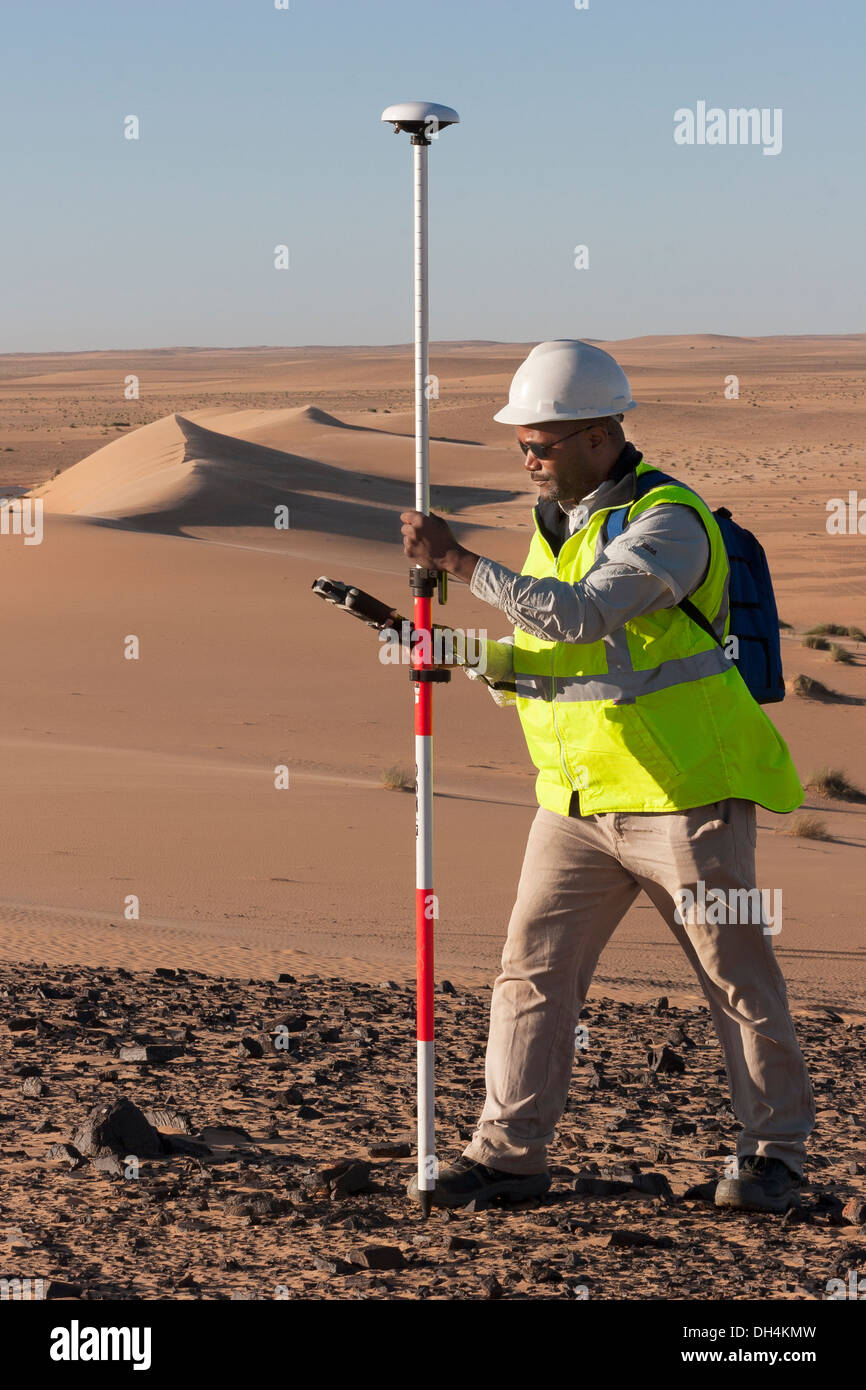 Geologische Landvermesser mit differential GPS-Geräte für eine digitale Gelände-Umfrage in den Dünen der Sahara Wüste, Mauretanien Stockfoto