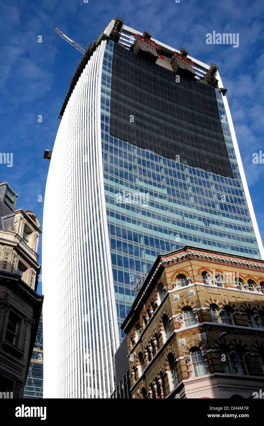 London, England, Vereinigtes Königreich. 20 Fenchurch Street "Walkie-Talkie" (Oktober 2013) 37-geschossiges Hochhaus. Schwarze Schatten (siehe Beschreibung) Stockfoto