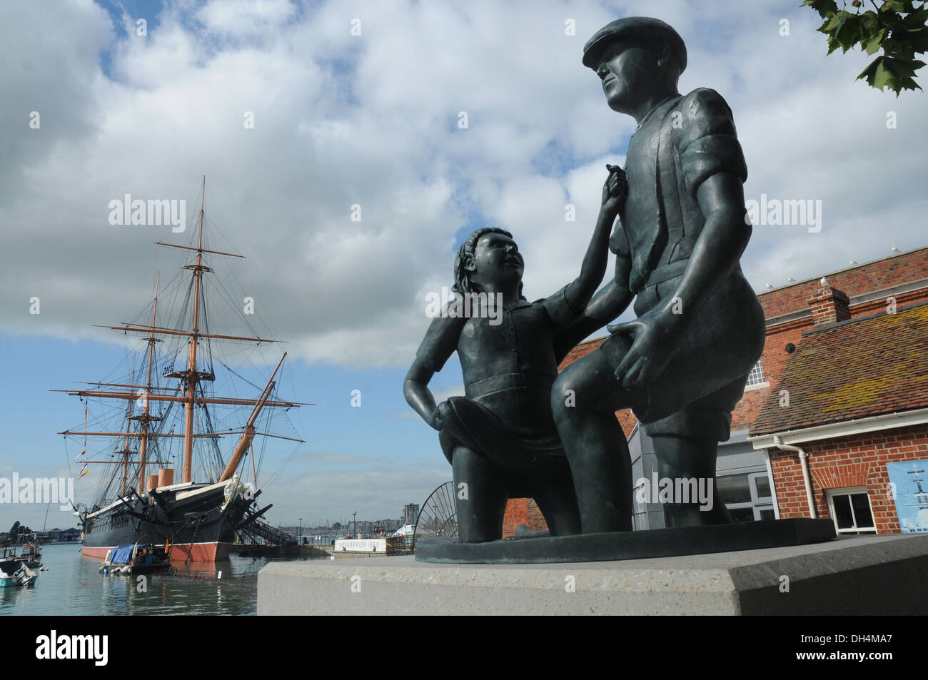 MUDLARKS STATUE UND HMS WARRIOR, PORTSMOUTH Stockfoto