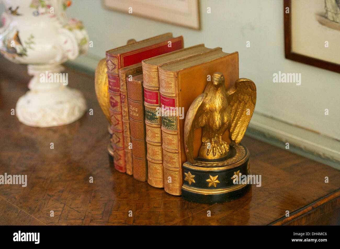 Antiquarische Bücher von Adler dekorative Bücherstützen gehalten Stockfoto