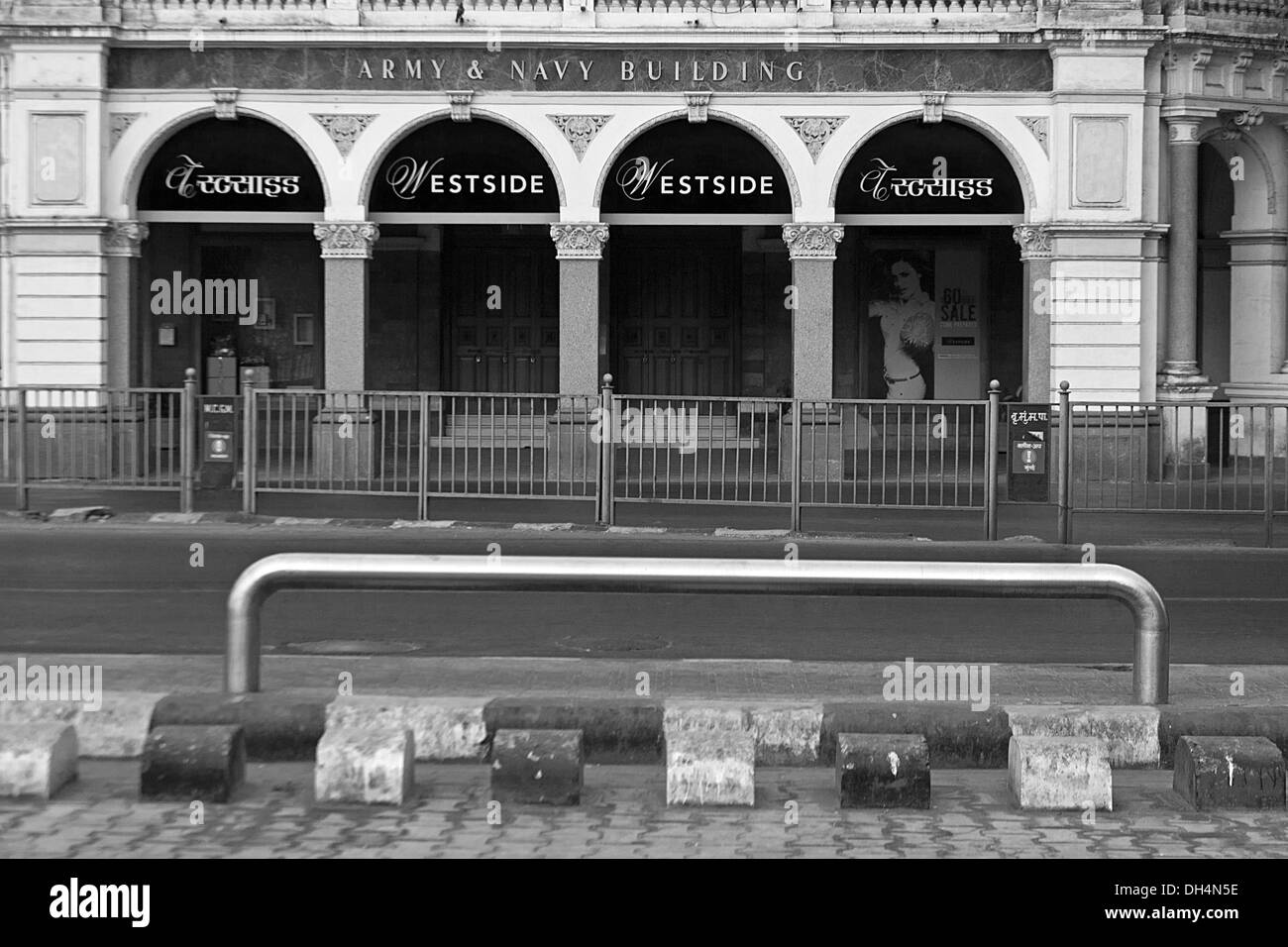 Westside-Kaufhaus in Armee und Marine Building Kala Ghoda in Mumbai, Maharashtra, Indien Stockfoto