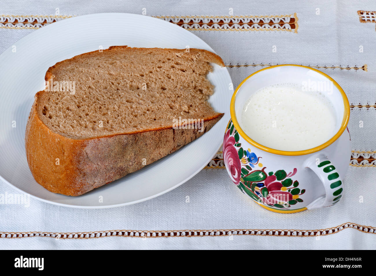 Brot und eine Tasse Buttermilch Stockfoto