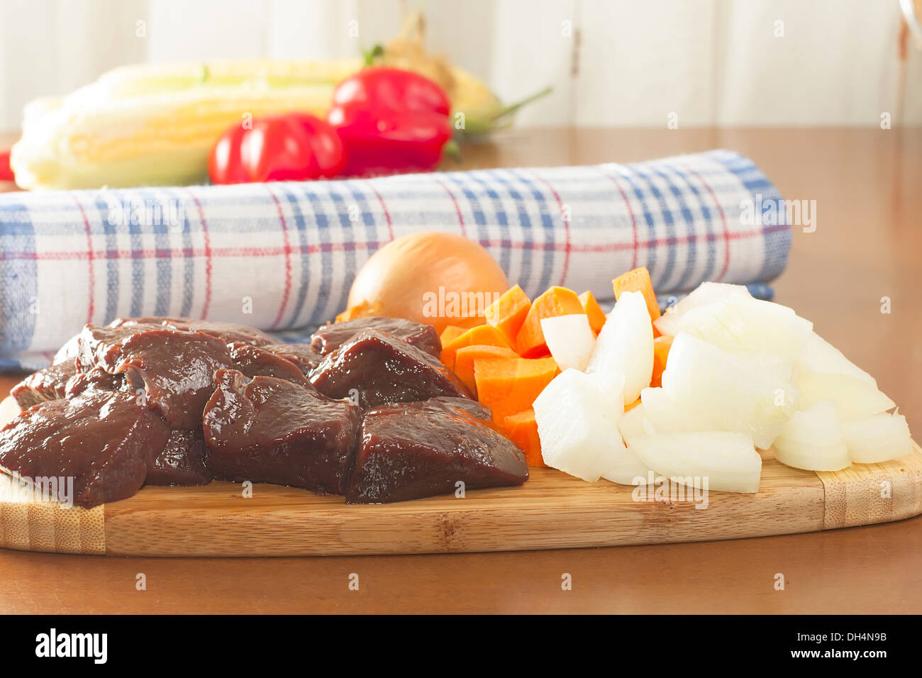 Leber Scheiben von rohem Rindfleisch mit Gemüse Stockfoto