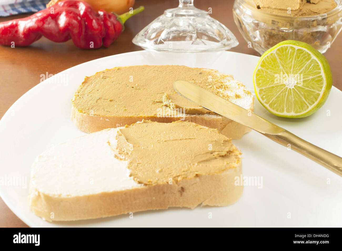 Sandwiches mit Leberpastete und Butter auf einem Teller Stockfoto