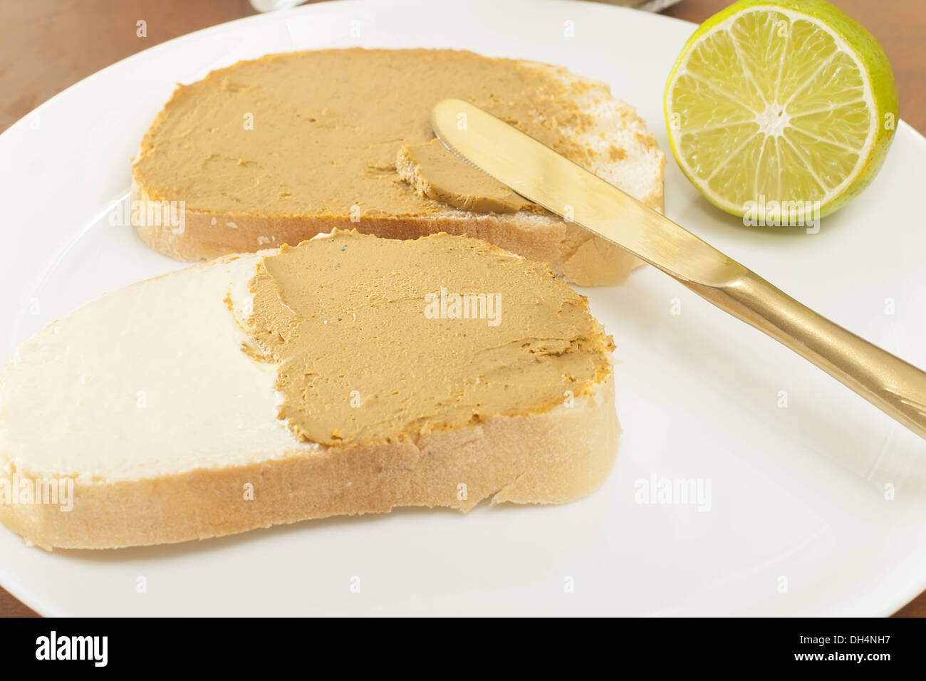 Sandwiches mit Leberpastete und Butter auf einem Teller Stockfoto