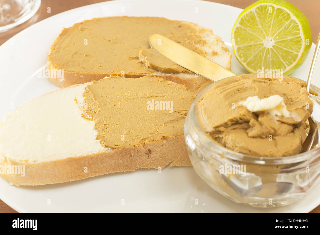 Sandwiches mit Leberpastete und Butter auf einem Teller Stockfoto