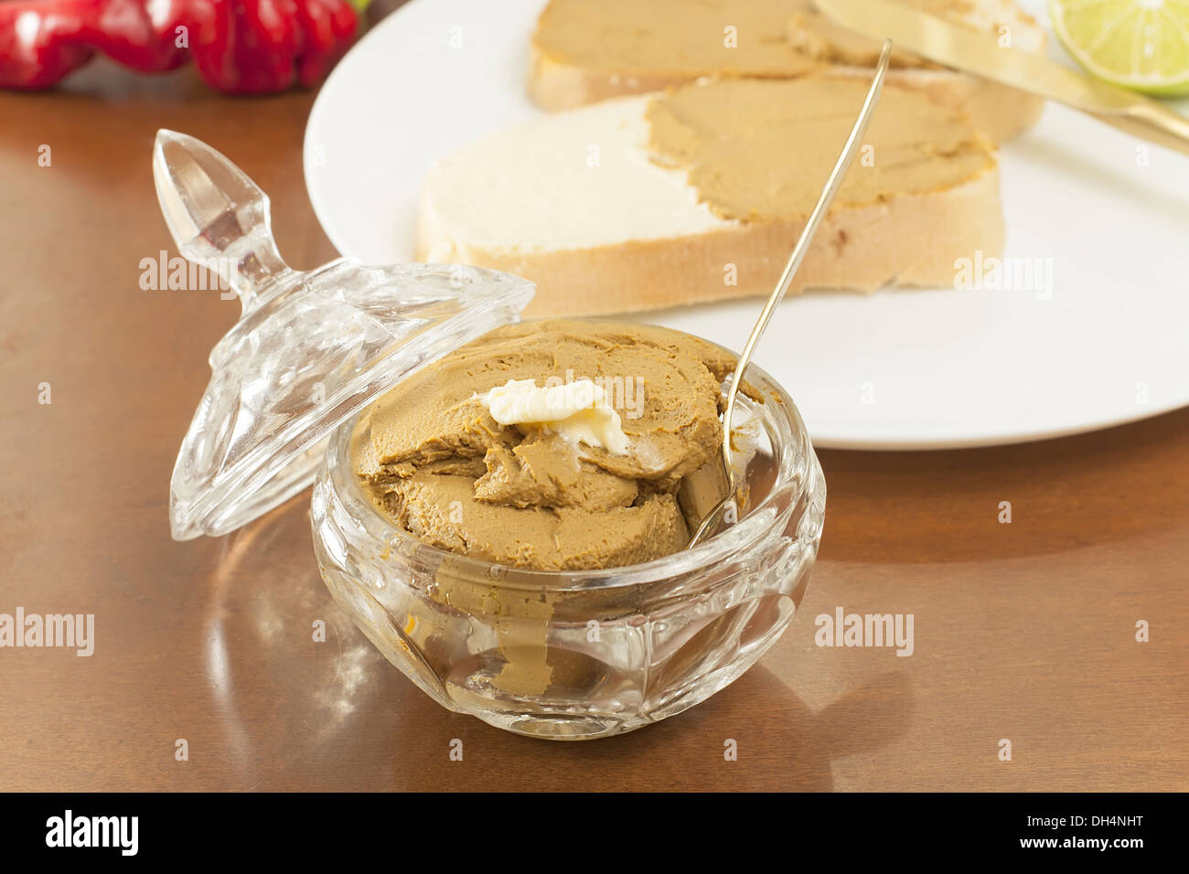 Sandwiches mit Leberpastete und Butter auf einem Teller Stockfoto