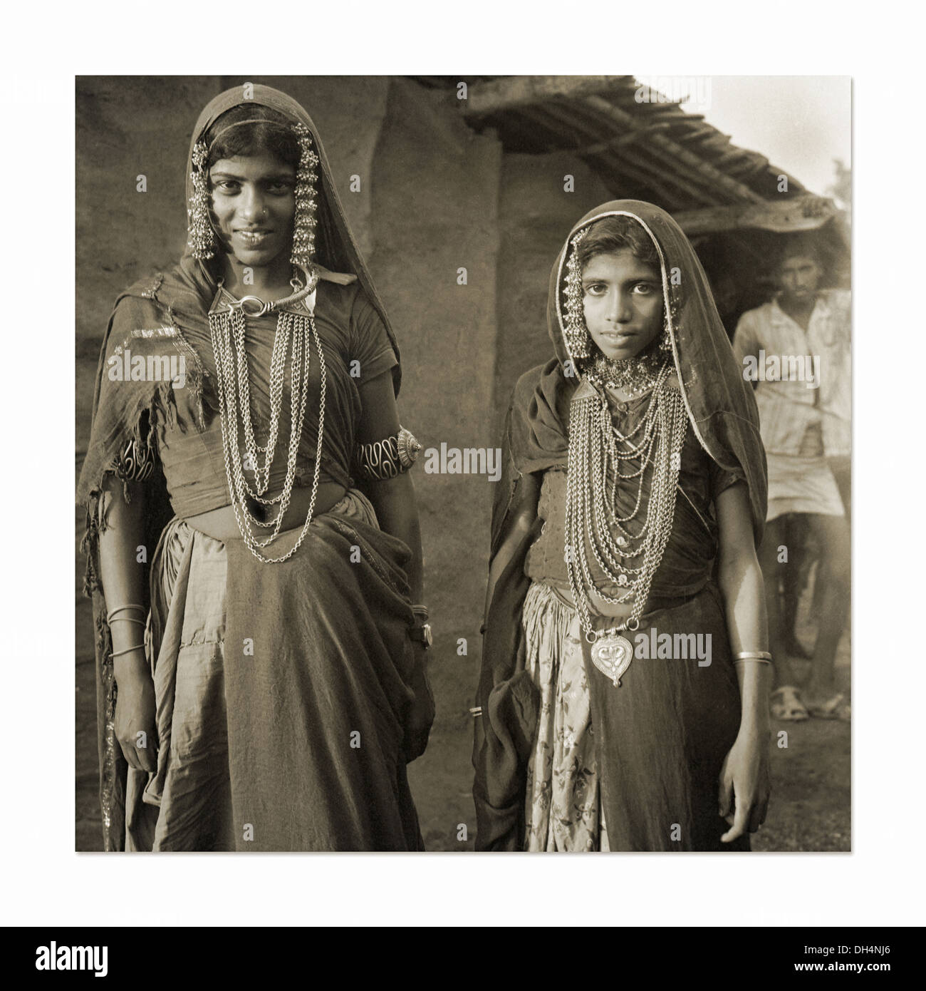 Stammes-Frauen tragen traditionelle Kleidung und Schmuck, Baiga Stamm Madhya Pradesh, Indien Stockfoto