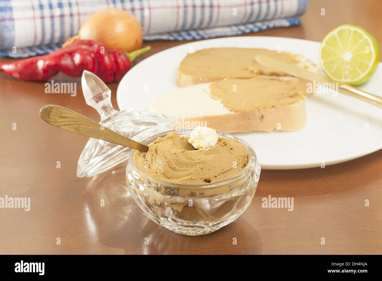 Sandwiches mit Leberpastete und Butter auf einem Teller Stockfoto
