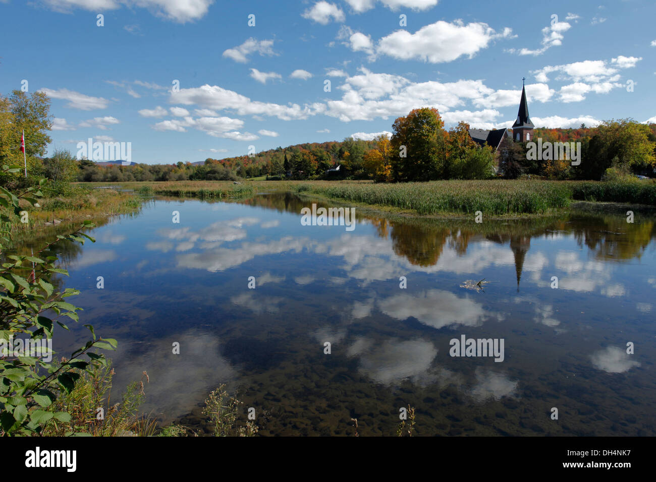 Ein Blick auf blauen Teich in der Stadt von Knowlton in Québec, Kanada. Stockfoto