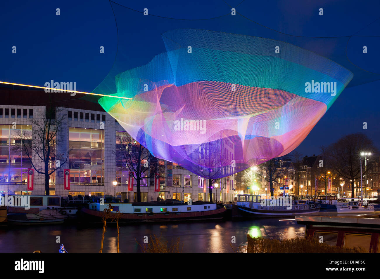 Niederlande, Lichtarbeit während Amsterdam Light Festival von Janet Echelman namens Tsunami 1.26 über Fluss Amstel Stockfoto