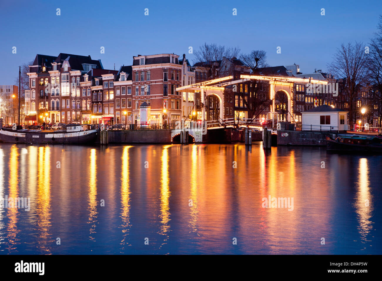 Niederlande, Amsterdam, Zugbrücke Amstel Fluss über Kanal genannt Nieuwe Herengracht. Twilight Stockfoto