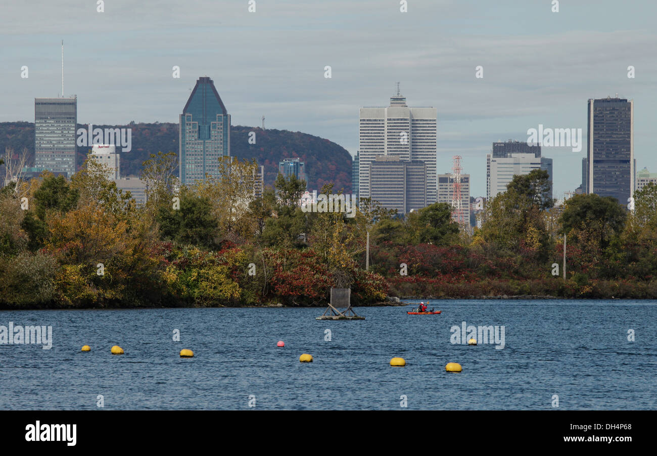 Die Stadt Montreal aus dem amerikanischen Festland mit der St.-Lorenz-Seeweg im Vordergrund Stockfoto