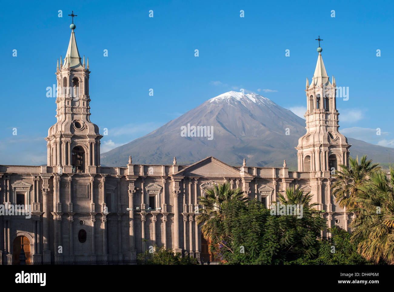 Vulkan El Misti mit Blick auf die Stadt Arequipa im Süden Perus. Stockfoto