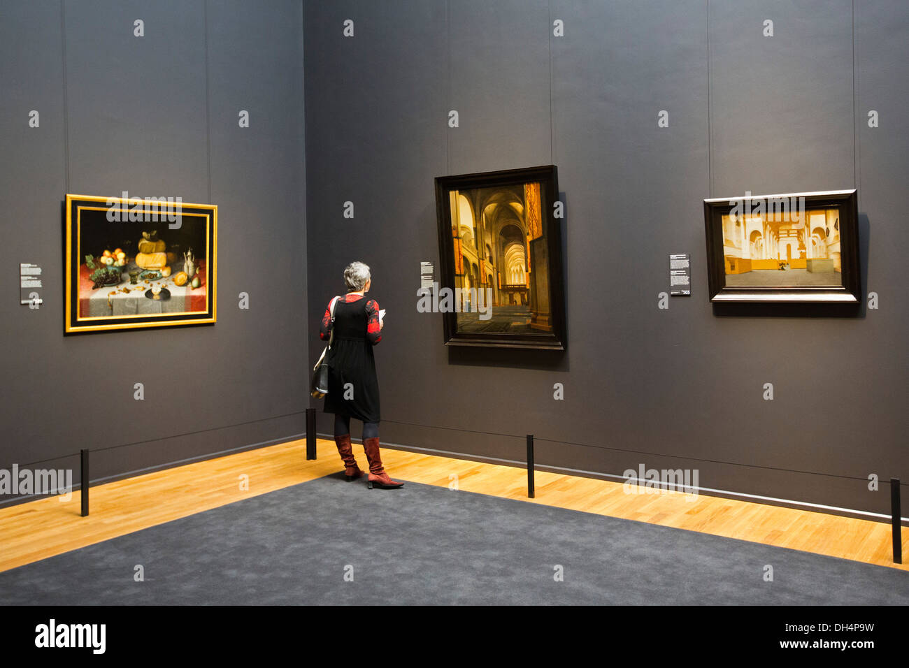 Niederlande, Amsterdam, Rijksmuseum. Frau Besuch Gallery of Honor Stockfoto