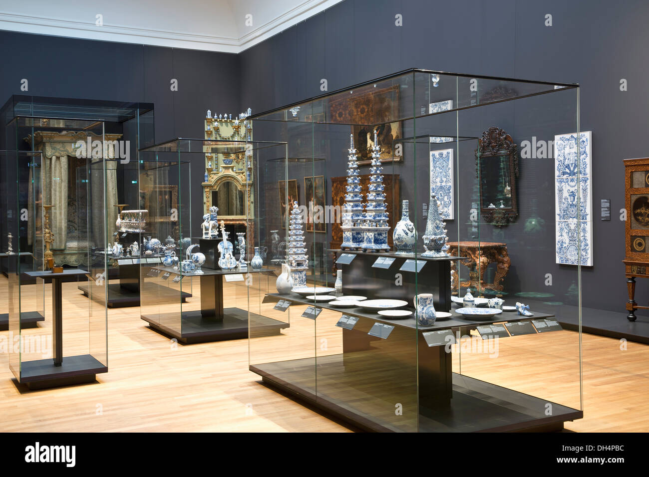 Niederlande, Amsterdam, Rijksmuseum. Delft Blau Zinn-glasiertem Steingut (Fayence), Keramik und dekorativen Vasen für Blumen Stockfoto