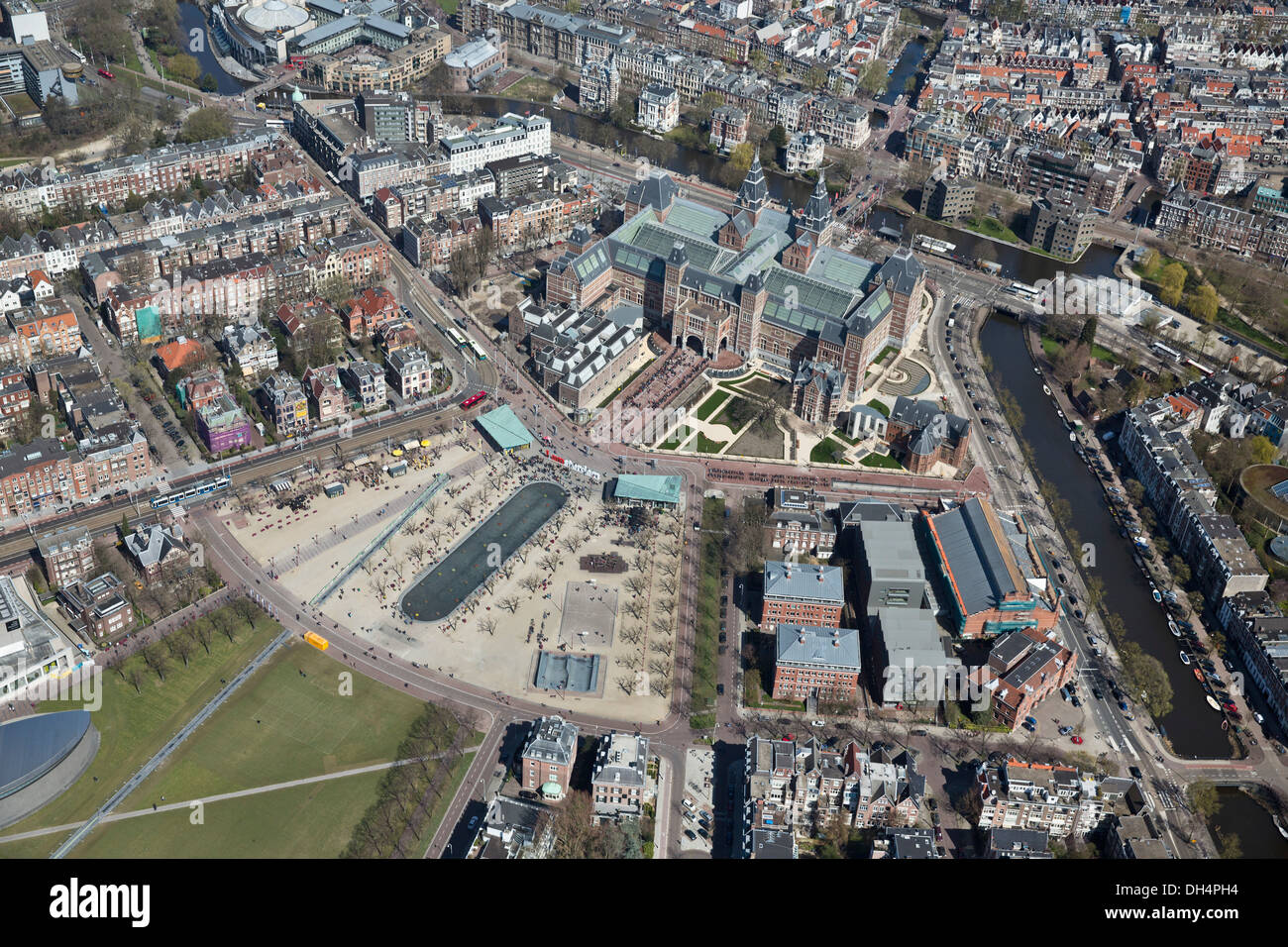 Niederlande, Amsterdam, Rijksmuseum am Museumplein. Luftbild Stockfoto