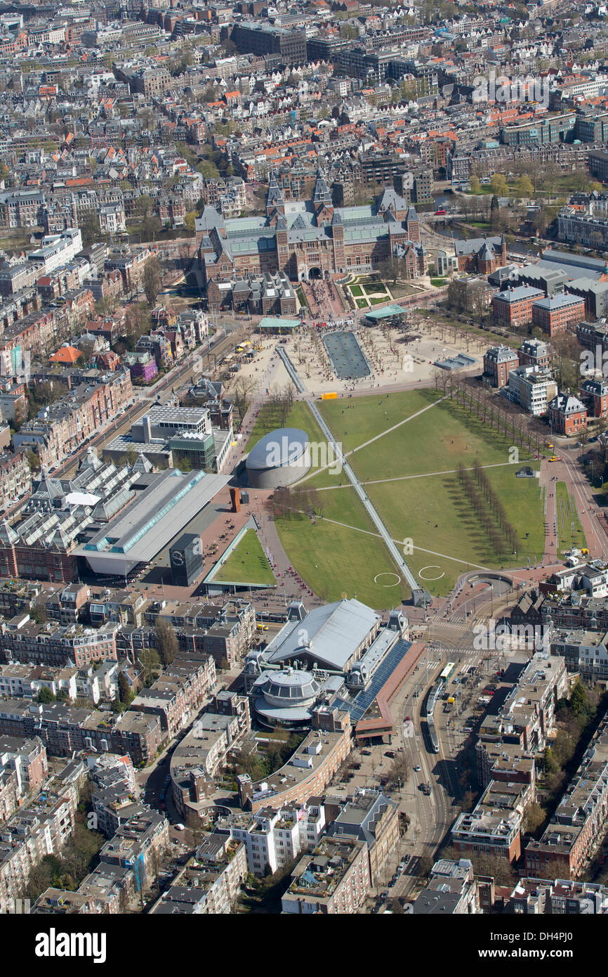 Niederlande, Amsterdam, Rijksmuseum, Stedelijk Museum und Concertgebouw am Museumplein. Luftbild Stockfoto