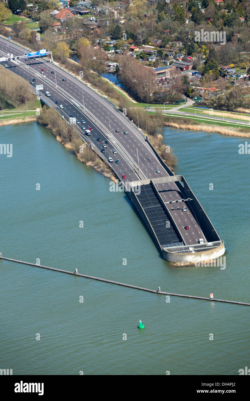 Niederlande, Amsterdam, Zeeburger Tunnel. Autobahn A10 unter IJ-See vorbei. Luftbild Stockfoto