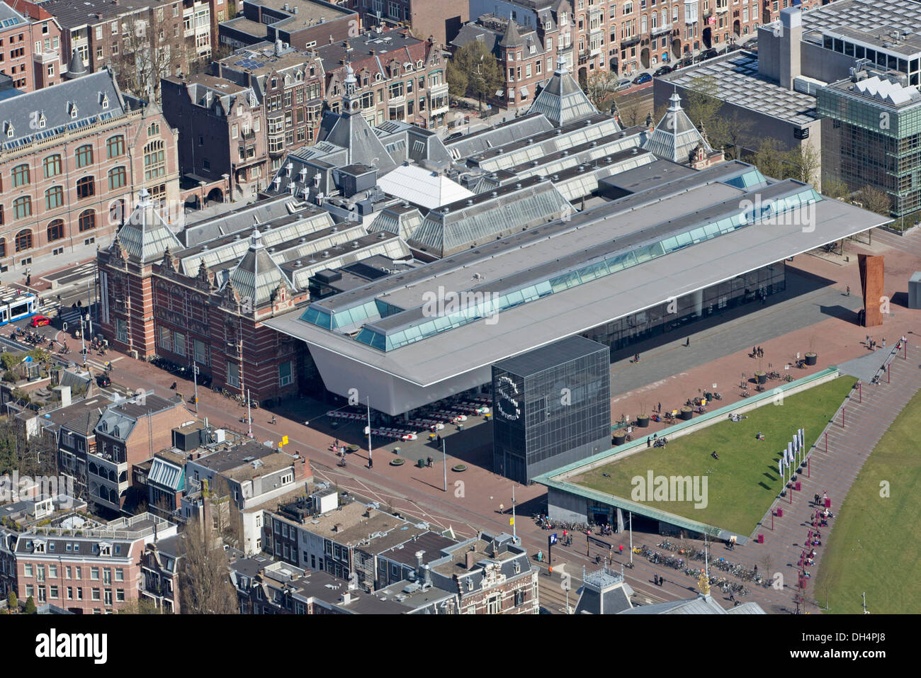 Niederlande, Amsterdam, Stedelijk Museum am Museumplein. Luftbild Stockfoto
