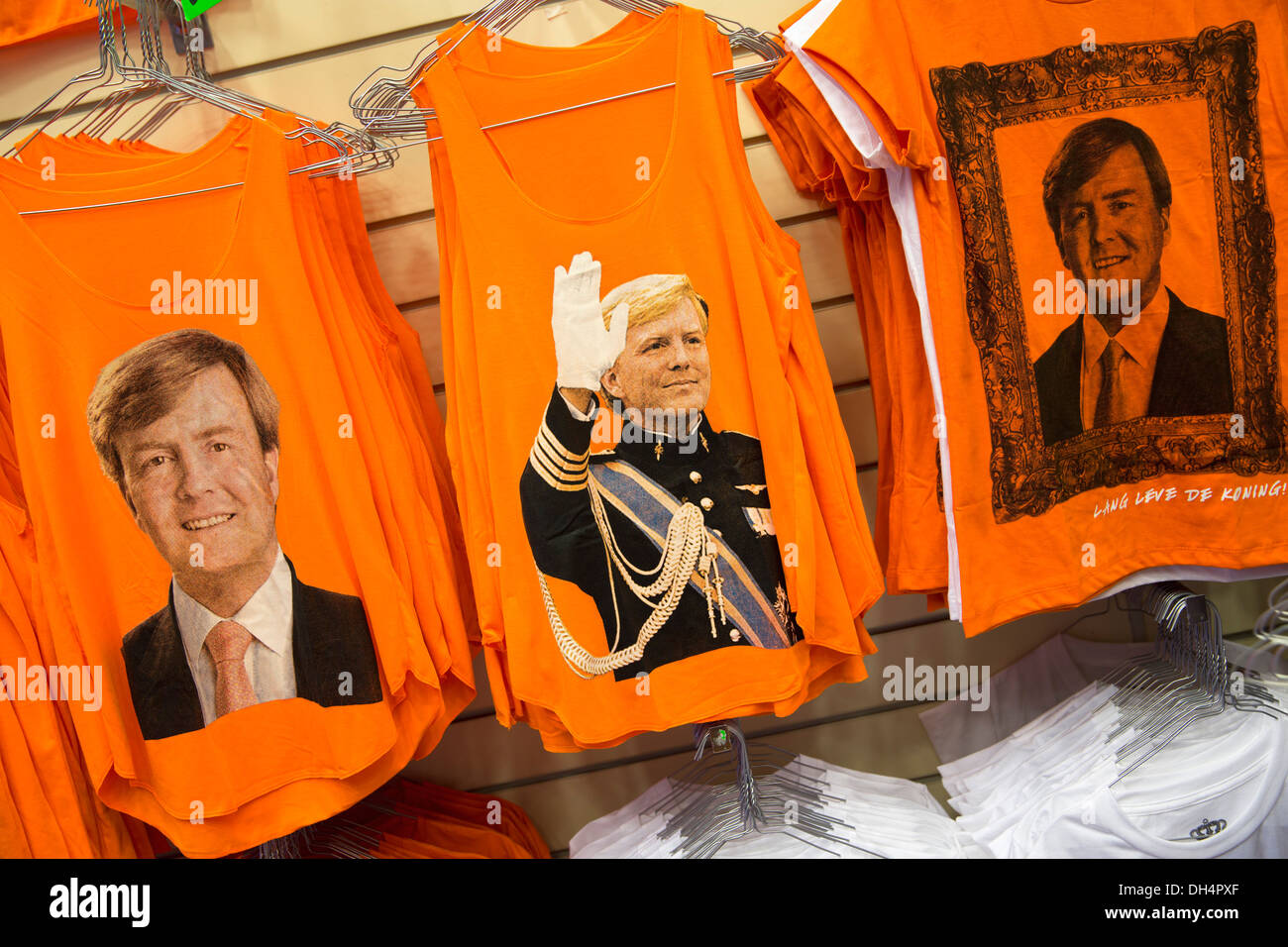 Niederlande, Amsterdam, 30. April 2013, Abdankung Königin Beatrix und Investitur König Willem-Alexander auf T-shirt. Souvernirshop. Stockfoto