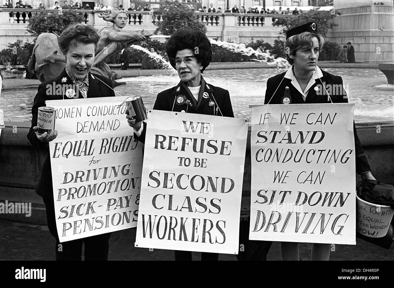 Frauenrechte. Gleiches Entgelt für Frauen. Rallye Trafalgar Square London England 1968.1960s UK. Gewerkschaftsdemonstration: Drei Busleiterinnen fordern gleiche Rechte für die Beförderung von Kranken- und Pensionsgeldern, sie weigern sich, Arbeiter zweiter Klasse zu werden. HOMER SYKES Stockfoto